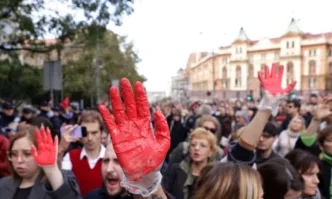 Президентството на Сърбия е оградено от протестиращи. Вучич е изведен с полиция - (ВИДЕО)