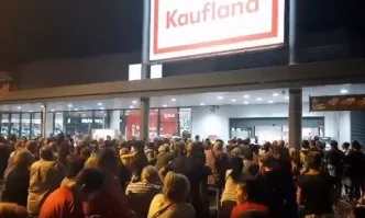 Стотици перничани на щурм в супермаркет заради промоции, РЗИ в шок