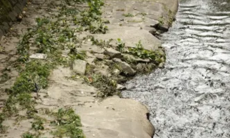 Редица сигнали за придошли реки паднали камъни по пътищата наводнени