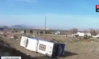 Двайсет души бяха ранени днес при тежка катастрофа на автобус