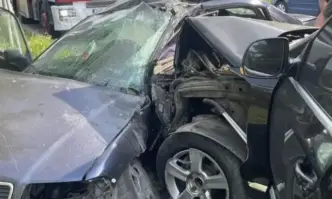 Повторен оглед на двата автомобила участвали в произшествието на входа