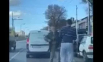 Пак агресия на пътя – шофьор нападна възрастен мъж, но беше набит (ВИДЕО)