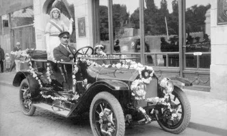 През 1896 г. точно на Великден е внесен първият автомобил в София от чеха Август Шедеви.