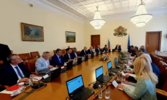 Първо заседание на новия кабинет: Денков възложи проверка на големи харчове в министерствата