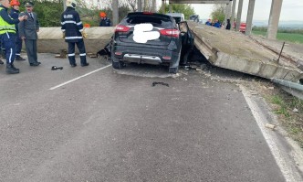 Част от мостово съоръжение падна върху кола край Девня, две жени бяха затрупани