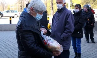 Над 526 000 българи получават пакети с храна, патронажна грижа или топъл обяд