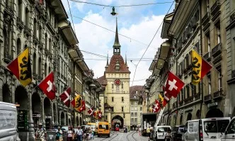 Швейцария като България: Богатата алпийска държава настоява, че трябва да се избягват сериозните ограничения на обществения живот