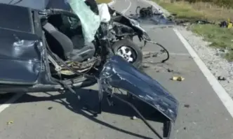 Двама шофьори на леки автомобили са загинали при тежка катастрофа