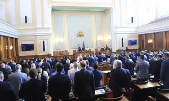 Парламентът почете паметта на загиналите при пожара край Петрово
