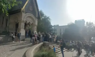 Лидерът на Възраждане Костадин Костадинов и негови привърженици се събраха