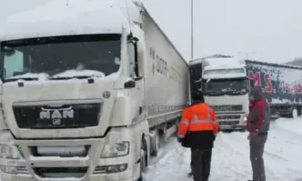Заради обилен снеговалеж: Проходът Предел е затворен за камиони над 12 т.