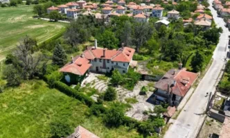 Петролният бос, купил Двореца в Баня, го превръща в музей