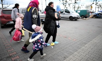 Майки с деца и възрастни хора се наложи да изчакат