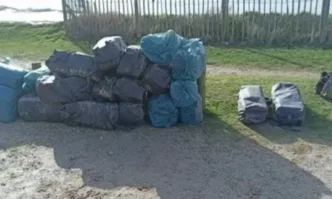 Няколкостотин килограма кокаин са открити от властите на плаж в