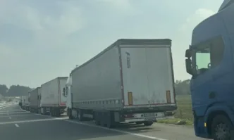 Продължават опашките от тежкотоварни автомобили на магистрала Марица които чакат да