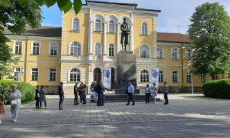 Предсрочни избори 2021: Българско лято с нерегламентирана агитация на паметника на Васил Априлов в Габрово