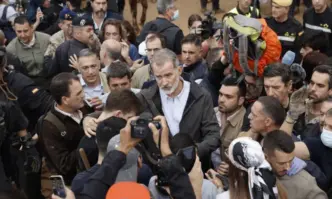 Тълпа от гневни оцелели от наводненията в Испания хвърляха кал