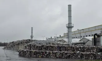 Стени от РДФ на бетона в завода за отпадъци Вместо