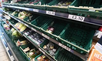 Празни рафтове в супермаркетите във Великобритания заради висок брой карантинирани работници