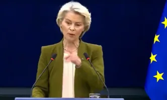 Председателят на Европейската комисия EК Урсула фон дер Лайен държи