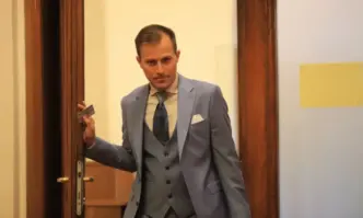 Депутатът от ПП ДБ Искрен Митев пусна излъчване на живо