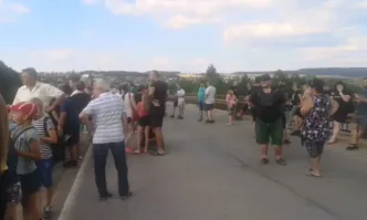 Жители на Вакарел блокираха АМ Тракия заради лошото качество на водата (ВИДЕО)