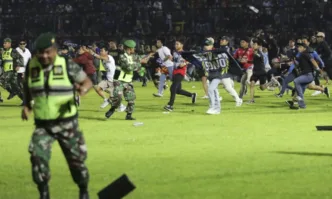 Сблъсъци на футболен мач в Индонезия, над 120 души са загинали (СНИМКИ)