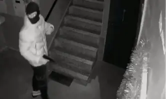 Полицаи от СДВР задържаха 28 годишен мъж за нахлуването с маски