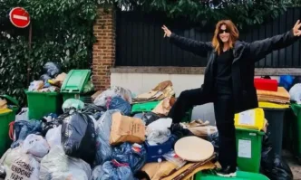 Карла Бруни разгневи французите като позира върху кофите за боклук