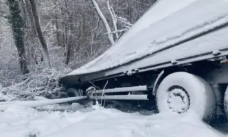 Аварирал камион спря движението Симитли Банско Гоце Делчев Товарният автомобил се е
