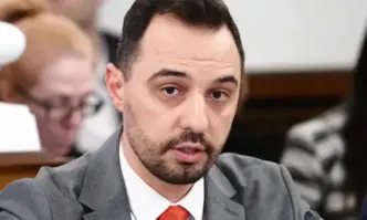 На края на мандата: Икономическият министър сложил близка на бащата на Кирил Петков в БАЕЗ