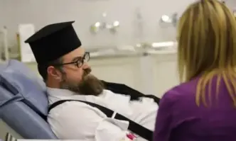 Свещеници от Софийската митрополия даряват кръв за пациенти във ВМА