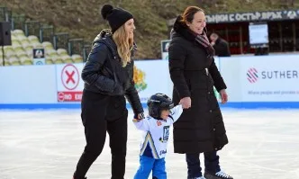 Евгения Раданова повежда демонстрации на ледените спортове на пързалка ЮНАК