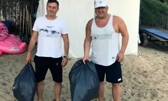 Спортният министър лично се захвана да чисти плажа във Варна