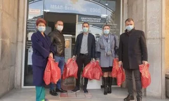 Депутатът от ГЕРБ Димитър Гечев и кметът на Велинград Костадин Коев дариха пакети с храна на COVID-отделението на общинската болница