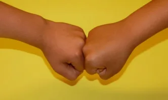 На едното момиче са нанесени множество удари с ръце и