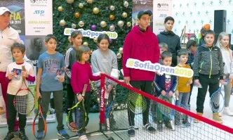 Адриан Андреев игра тенис с десетки деца под голяма коледна елха, покани всички на Sofia Open 2019