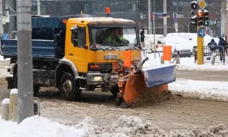 В София основните улици и булеварди са почистени и обработени срещу заледяване