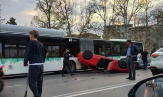 Спортен автомобил се обърна по таван на бул Цар Освободител