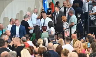 Над 2000 души посрещнаха на крака и с аплодисменти лидера