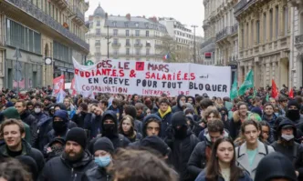 100 часа дебати на фона на масови протести: Сенатът одобри французите да се пенсионират на 64, а не на 62