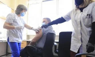 Доц. Ангел Кунчев се имунизира срещу COVID-19: Доволен съм, че стигнах и аз до ваксинацията