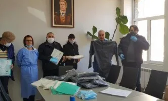 Депутатът Данка Люртова и ГЕРБ-Карлово дариха защитни облекла и маски на болницата в града