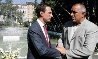 От Фейсбук профила на Соня КолтуклиеваМъжът вляво който така дружески