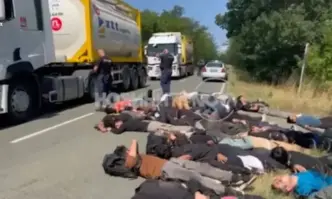 Десетки изтощени мигранти легнаха на път в Ямболско 50 те души