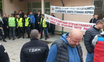 Надзиратели и служители в затвори в няколко града в страната