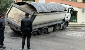 Камион пропадна в столичния кв. Редута, движението е затруднено