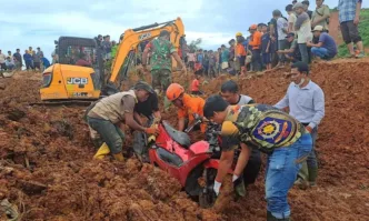 Броят на жертвите от наводненията в Индонезия достигна 442