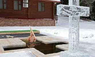 Путин се потопи в ледени води за Богоявление (ВИДЕО)