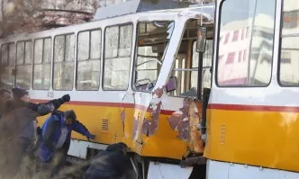 Един загинал при катастрофа между три трамвая в София